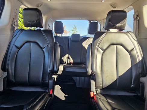 Used 2024 Chrysler Pacifica Touring-L image 24