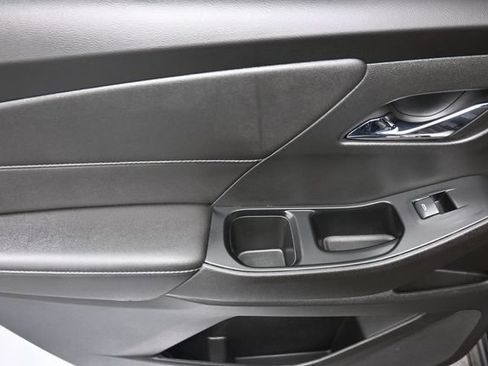 Used 2023 Chevrolet Traverse LT FWD image 19