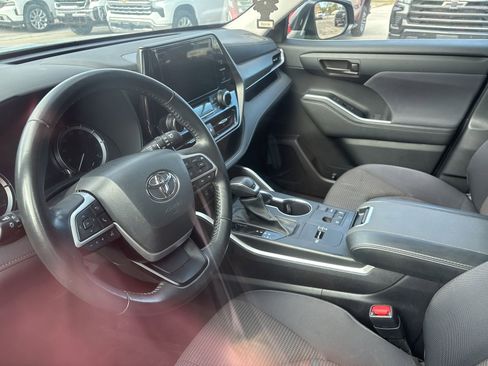 Used 2023 Toyota Highlander LE image 12