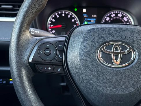 Used 2021 Toyota RAV4 LE image 28