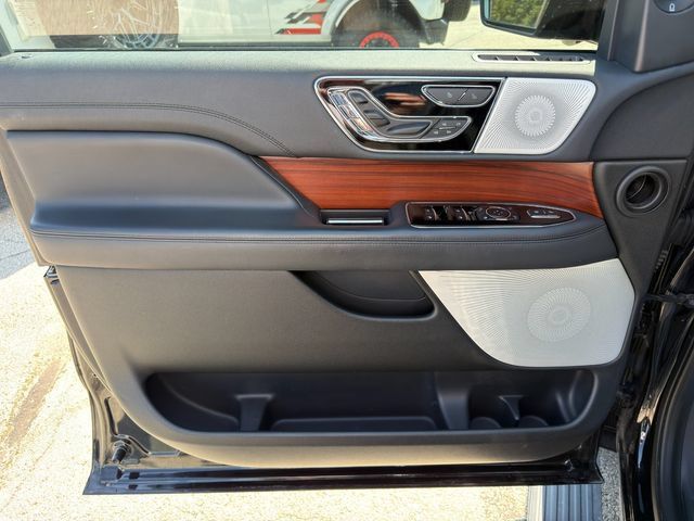 Used 2022 Lincoln Navigator Reserve AWD/4WD image 22
