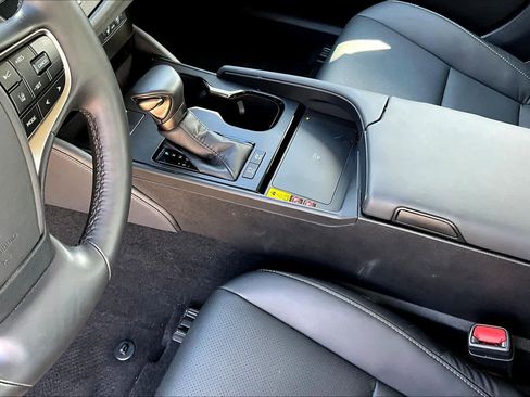 Certified 2025 Lexus ES 300h w/ Premium Package image 16