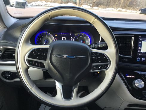 Used 2020 Chrysler Pacifica Limited w/ Advanced Safetytec Group image 18