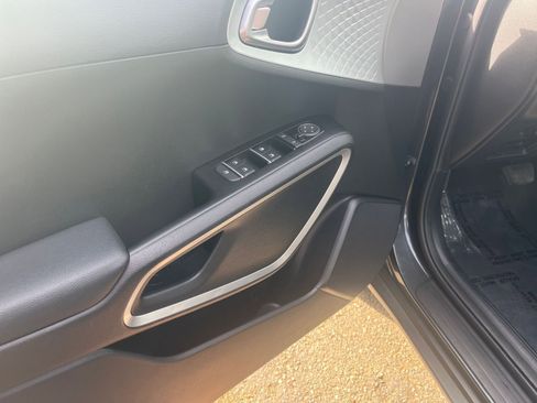 Used 2025 Kia Soul LX w/ LX Technology Package image 18
