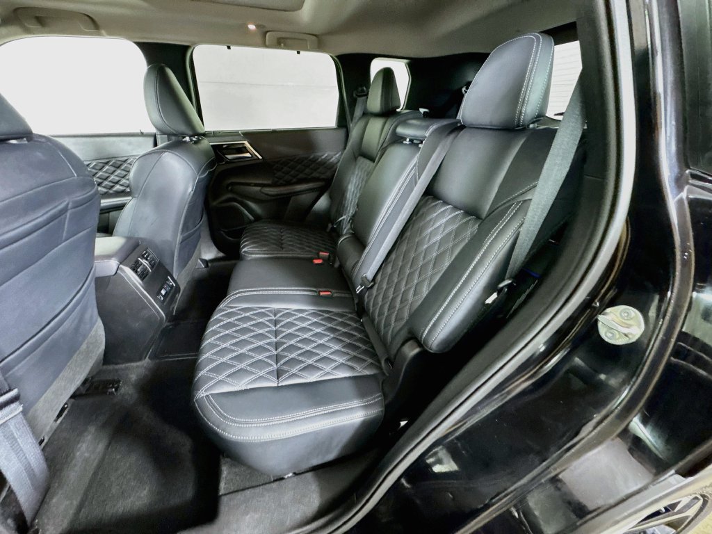 Used 2025 Mitsubishi Outlander 4WD Plug-In Hybrid image 30