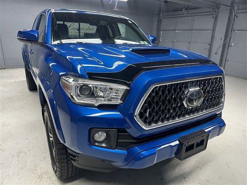 Used 2018 Toyota Tacoma TRD Sport image 9
