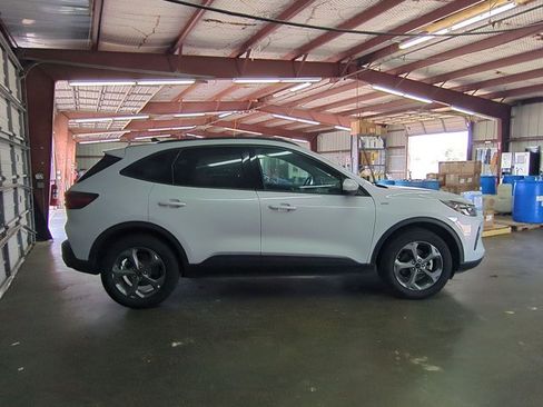 Used 2025 Ford Escape ST-Line Select AWD/4WD image 4