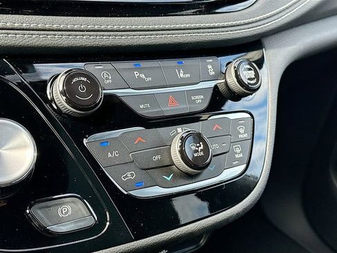 New 2026 Chrysler Pacifica Select FWD image 10