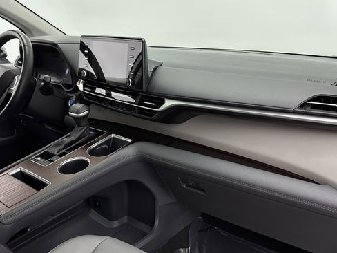 Used 2022 Toyota Sienna XLE image 34