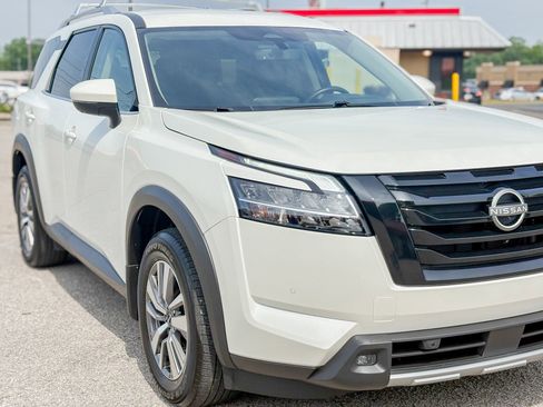 Used 2023 Nissan Pathfinder SL w/ Black Appearance Package AWD/4WD image 3