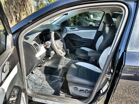 Used 2025 Volkswagen Taos SEL image 2