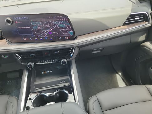 Used 2026 Chevrolet Suburban LT RWD image 17