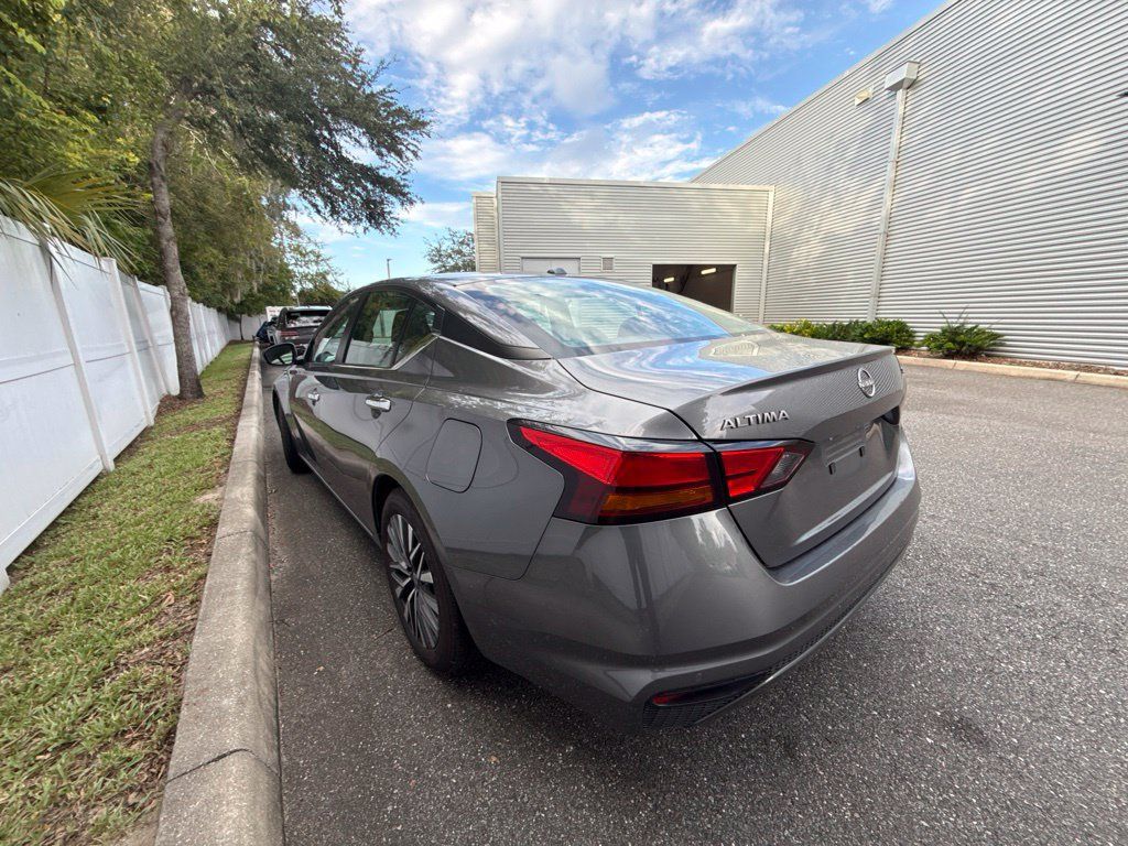 Used 2024 Nissan Altima 2.5 SV FWD image 9