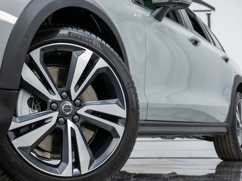 New 2026 Volvo V60 B5 Cross Country Plus w/ Climate Package image 27