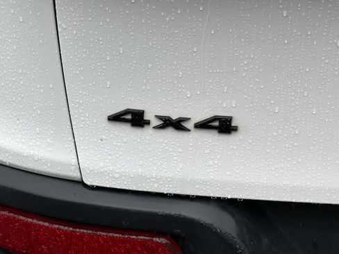 Used 2018 Jeep Cherokee Latitude w/ Altitude Package image 19