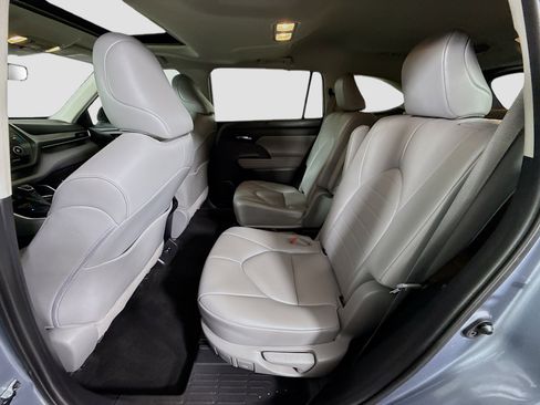 Used 2021 Toyota Highlander XLE image 25