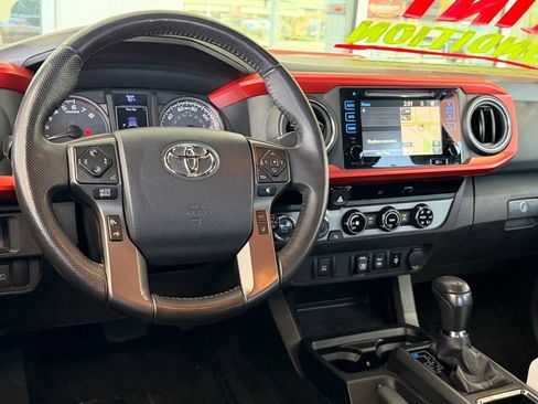 Used 2018 Toyota Tacoma TRD Sport AWD/4WD image 30