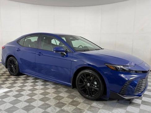 Used 2025 Toyota Camry SE FWD image 7