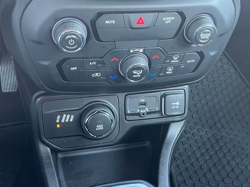 Used 2020 Jeep Renegade Latitude w/ Cold Weather Group AWD/4WD image 31