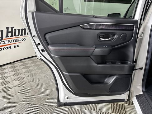 Used 2025 Honda Pilot Black Edition image 27