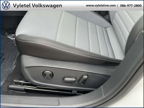 Certified 2025 Volkswagen Jetta SE w/ Sunroof Package image 18