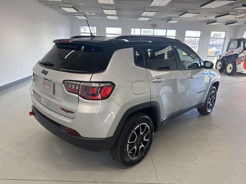 Used 2025 Jeep Compass Trailhawk AWD/4WD image 12