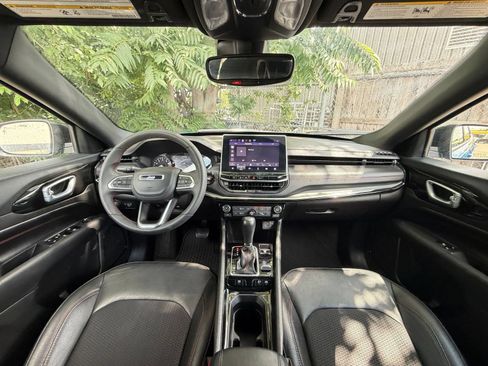 Used 2025 Jeep Compass Trailhawk AWD/4WD image 16
