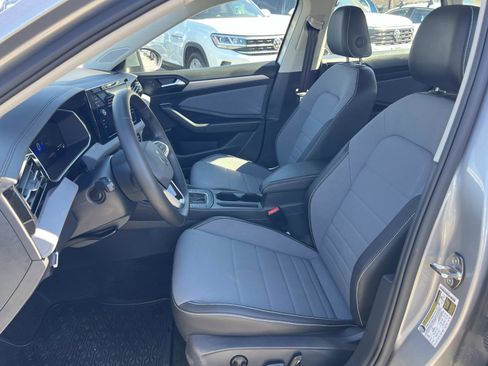 Certified 2025 Volkswagen Jetta SE image 18