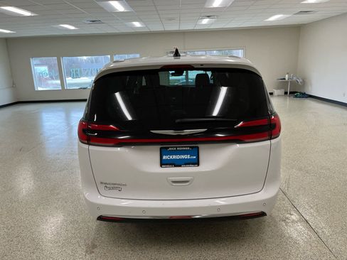 Used 2024 Chrysler Pacifica Touring-L FWD image 8