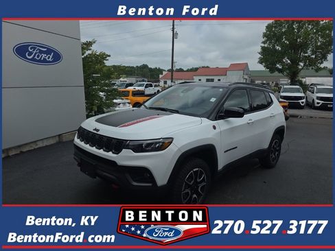 Used 2025 Jeep Compass Trailhawk AWD/4WD image 1