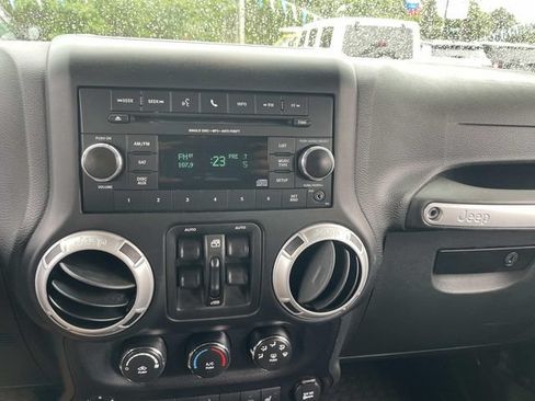 Used 2015 Jeep Wrangler Unlimited Sahara w/ Connectivity Group AWD/4WD image 18