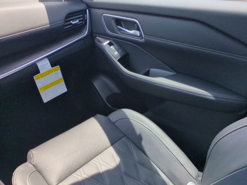 New 2025 Nissan Rogue Platinum w/ Tech Package FWD image 17