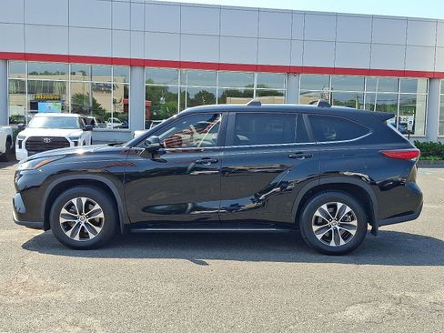 Used 2023 Toyota Highlander XLE AWD/4WD image 4