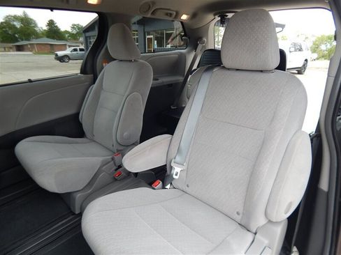 Used 2017 Toyota Sienna LE FWD image 17
