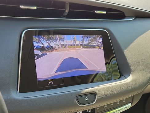 Used 2023 Cadillac XT4 Luxury w/ Cold Weather Package FWD image 29