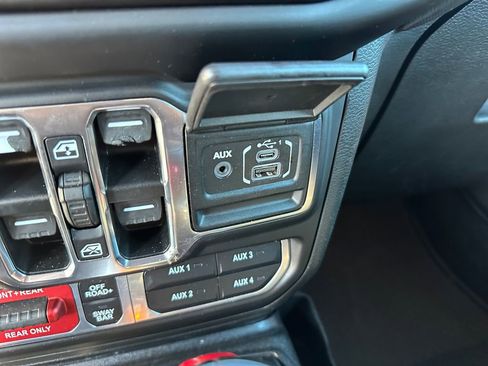 Used 2022 Jeep Wrangler Unlimited Rubicon w/ Xtreme Recon 35" Tire Package image 27