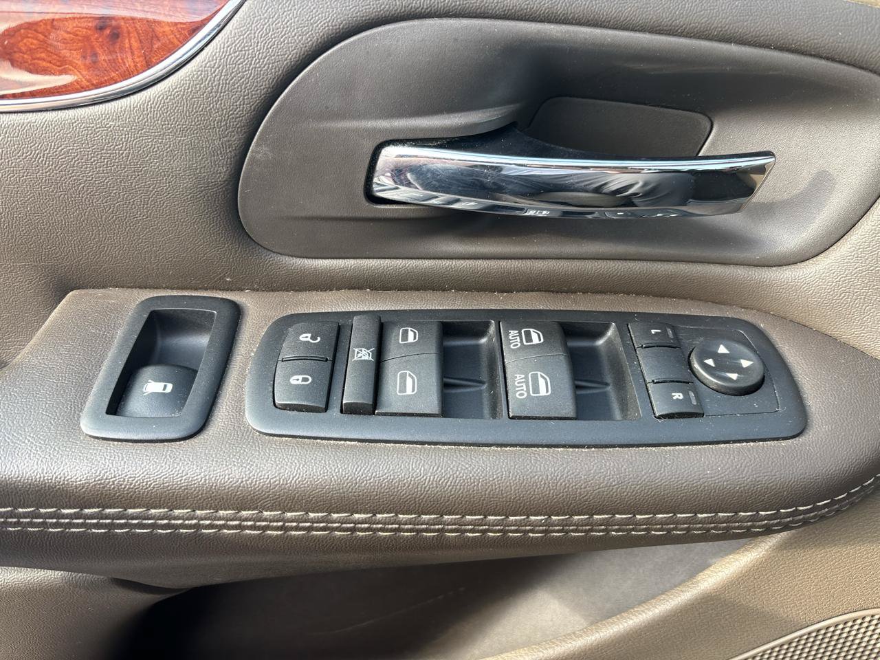Used 2016 Chrysler Town & Country Touring w/ Driver Convenience Group FWD image 16