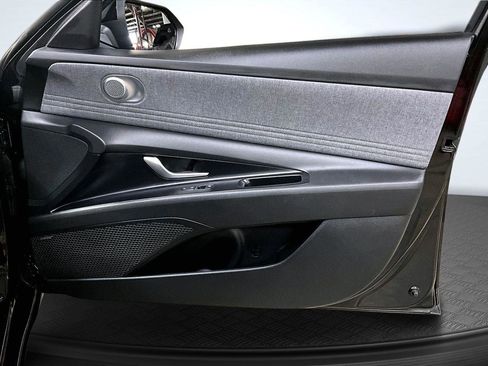 Used 2025 Hyundai Elantra Limited image 24