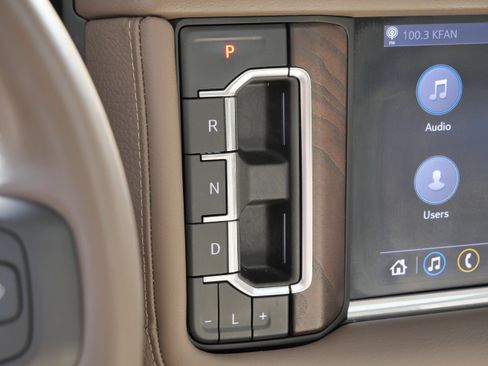 Used 2021 GMC Yukon Denali w/ Denali Premium Package image 23