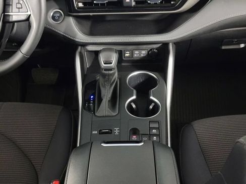 Used 2024 Toyota Highlander LE FWD image 25