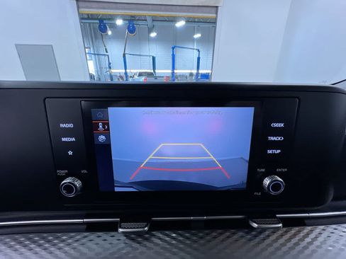 Used 2024 Kia Carnival LX FWD image 28