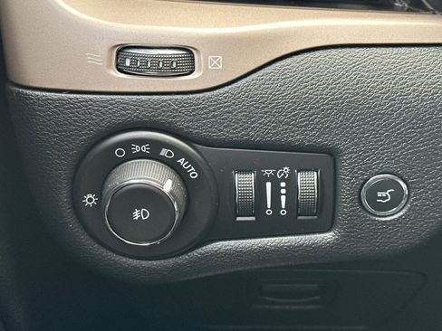 Used 2017 Jeep Cherokee Limited w/ Luxury Group image 32