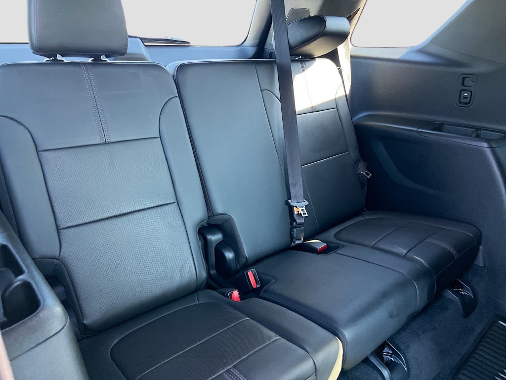 Used 2023 Chevrolet Traverse RS FWD image 28