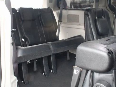 Used 2015 Chrysler Town & Country Touring image 37