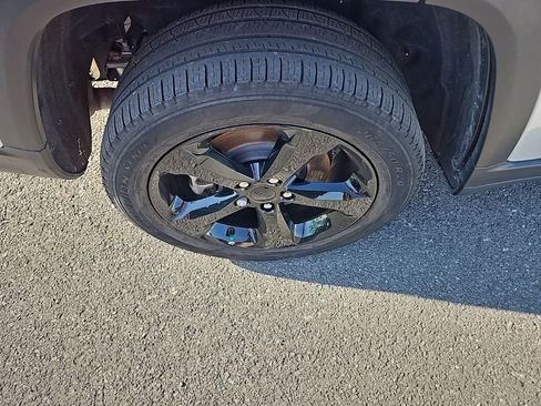 Used 2023 Jeep Grand Cherokee L Limited w/ Black Appearance Package image 11