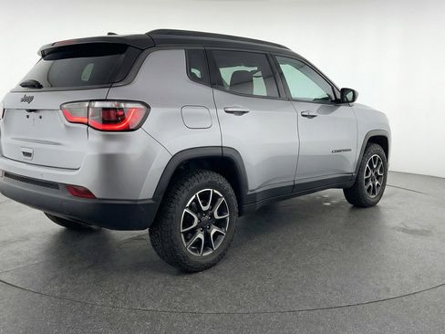 Used 2025 Jeep Compass Trailhawk AWD/4WD image 9