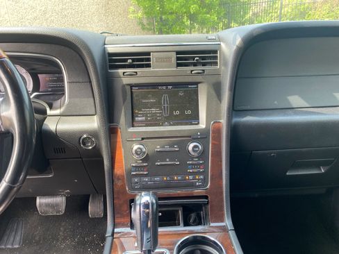 Used 2015 Lincoln Navigator 2WD image 21