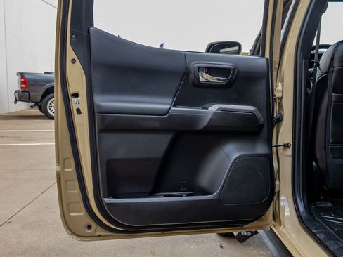 Used 2019 Toyota Tacoma TRD Off-Road image 39