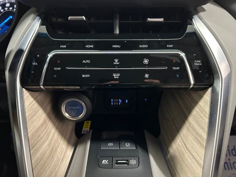 Used 2022 Toyota Venza XLE AWD/4WD image 9