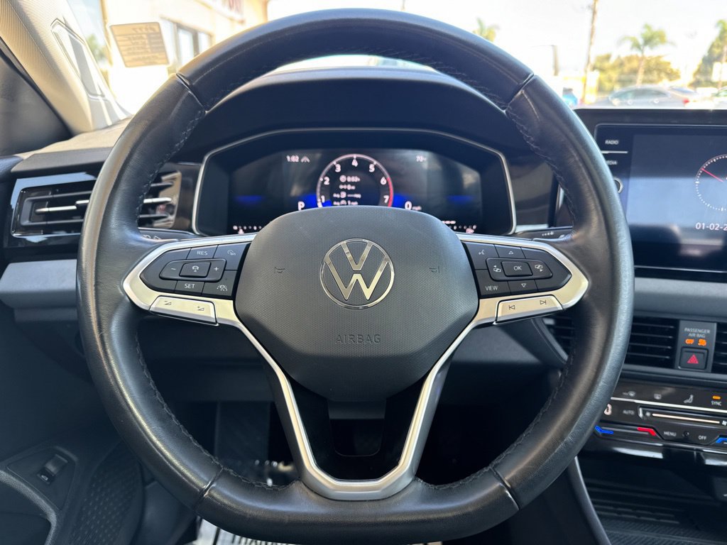 Used 2025 Volkswagen Jetta SE FWD image 10